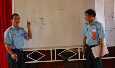 Đại uý Lê Công Tuấn, kíp chiến đấu Tiểu đoàn 151( bên phải), báo cáo với Thiếu tướng Nguyễn Văn Bình, Phó Tham mưu trưởng Quân chủng, kế hoạch hiệp đồng bảo vệ mục tiêu.